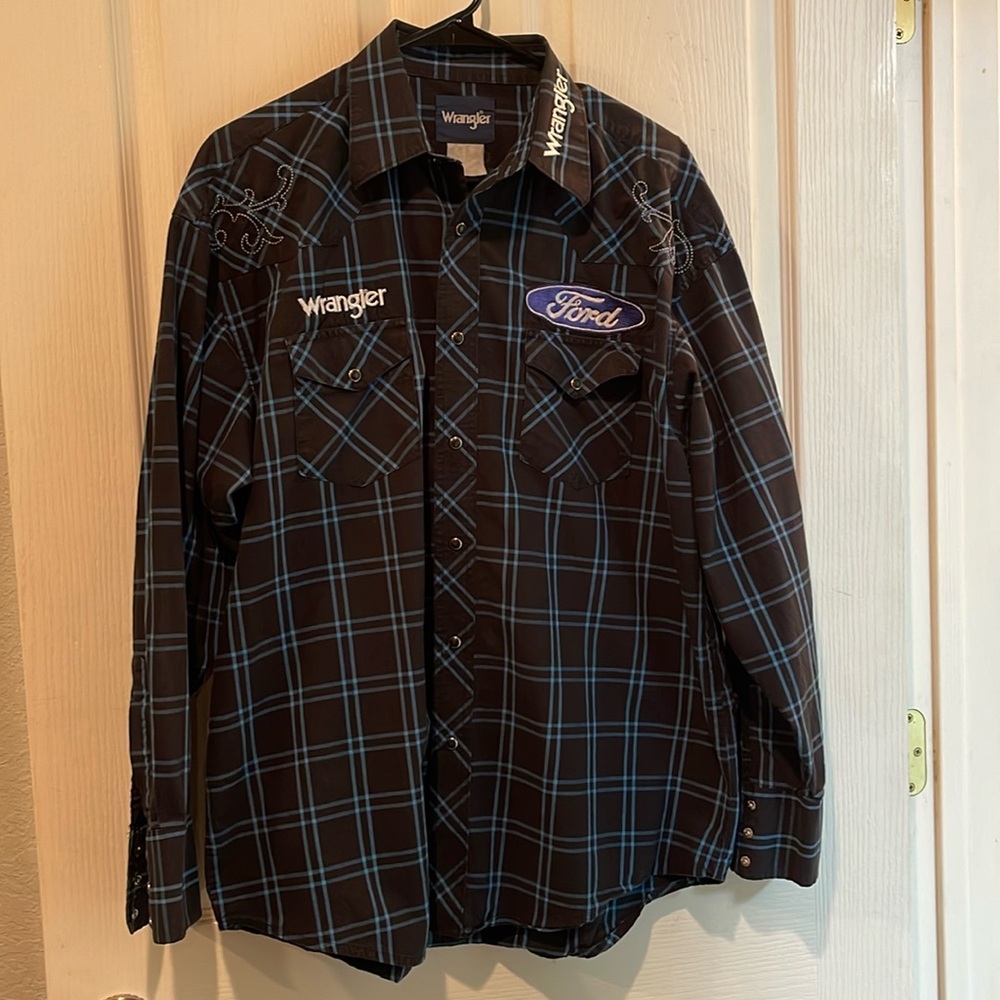 Black & royal blue Large men’s wrangler western black pearl snap shirt
